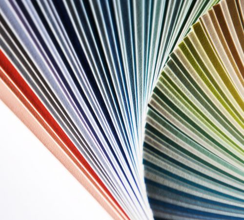 Bild von bunten Papieren zur Darstellung von Print-Design
